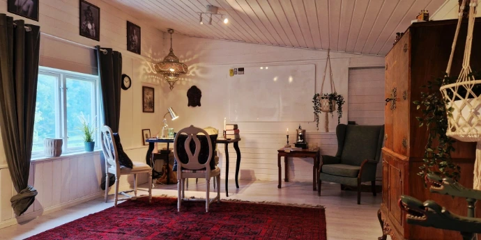 image of room with chairs and table